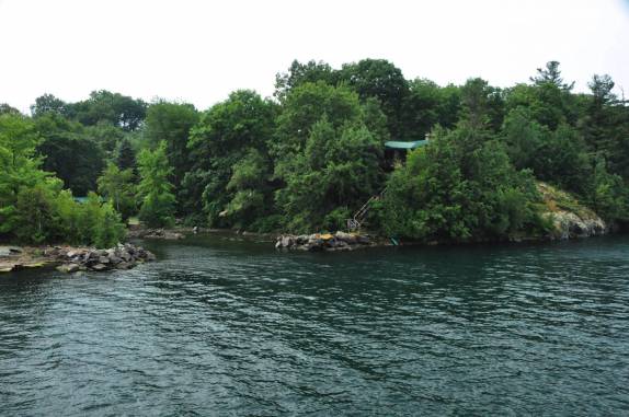 Uma das ilhas na região de 1000 Islands, na fronteira de Canadá e Esatdos Unidos